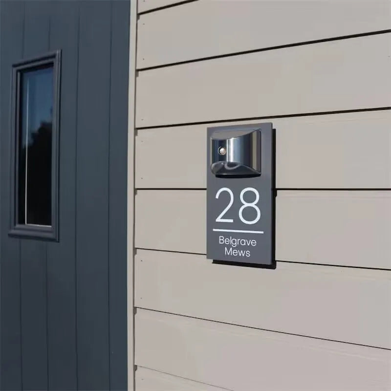 Personalized solar door plaque: elegance and visibility 